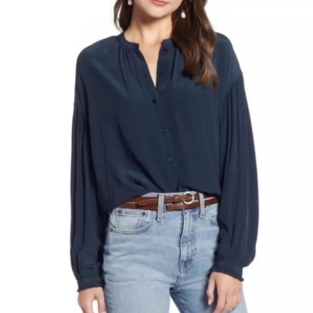 Something Navy carbon long sleeve navy blouse in excellent like-new condition